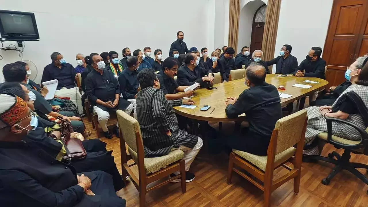 The opposition plans to wear black clothes