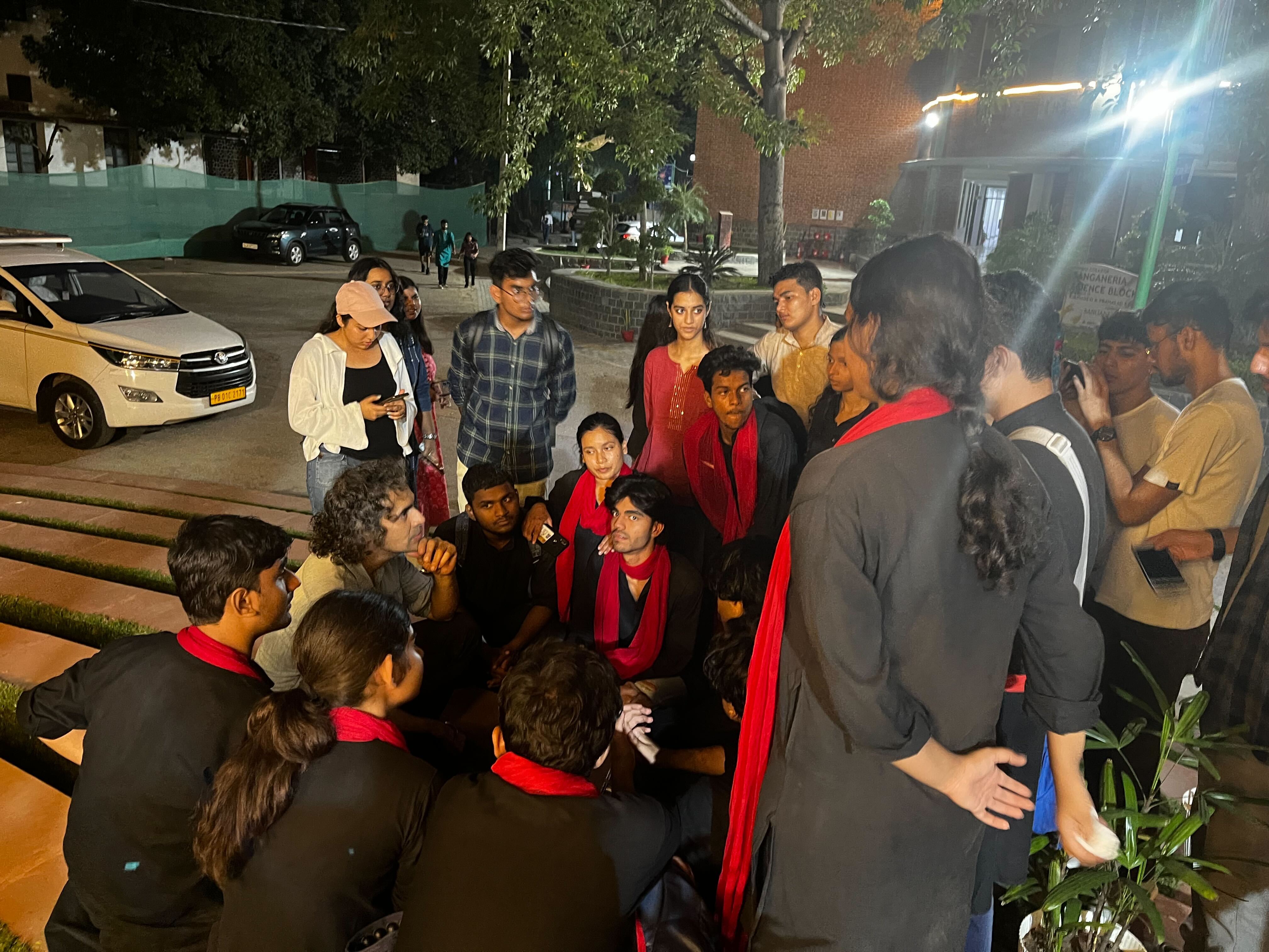 Huddled with the present members of Ibtida, Hindu's dramatics society, is Imtiaz Ali on the staircase of the college's Amphitheatre.(Photo: Kriti Kambiri/HT)
