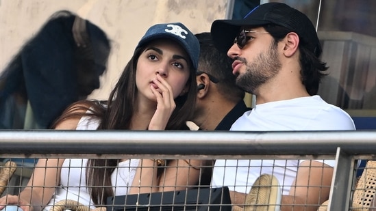 Sidharth Malhotra with Kiara Advani at the 2023 ICC Men's Cricket World Cup semi-final match between India and New Zealand at the Wankhede Stadium in Mumbai on November 15. (AFP)