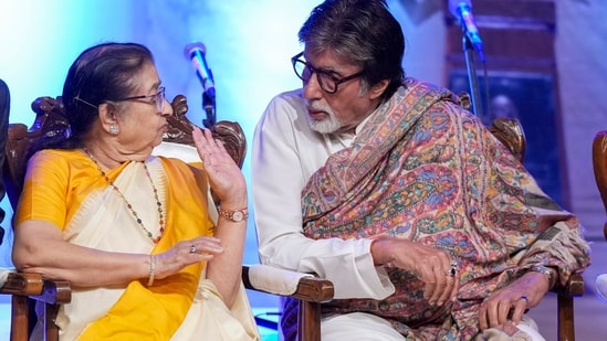 Amitabh Bachchan with veteran singer Usha Mangeshkar during the Deenanath Mangeshkar Awards ceremony, in Mumbai.(PTI) Amitabh Bachchan with veteran singer Usha Mangeshkar during the Deenanath Mangeshkar Awards ceremony, in Mumbai.(PTI)