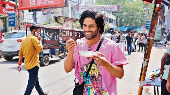 Actor Mrinal Dutt, whose family home is in Karol Bagh, visits the bustling market for a dose of nostalgia.(Photo: Dhruv Sethi/HT) Actor Mrinal Dutt, whose family home is in Karol Bagh, visits the bustling market for a dose of nostalgia.(Photo: Dhruv Sethi/HT)