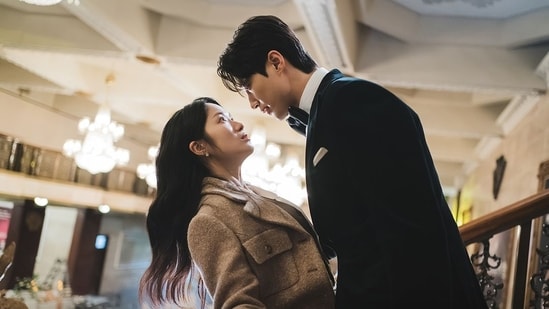 New episodes of Lovely Runner air every Monday and Tuesday. The series is streaming on Viki.(tvN) New episodes of Lovely Runner air every Monday and Tuesday. The series is streaming on Viki.(tvN)