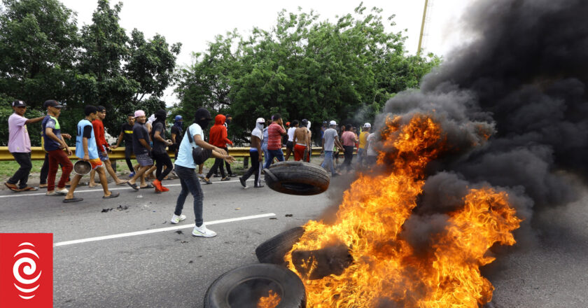 Venezuelans head for presidential palace to protest against election result