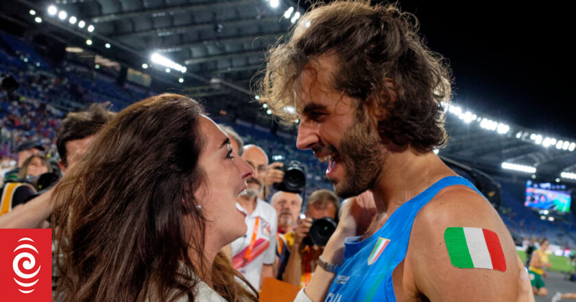 Olympian sorry to wife for losing wedding ring in Seine