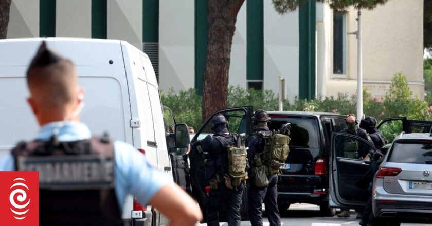 Policeman hurt in arson attack on French synagogue