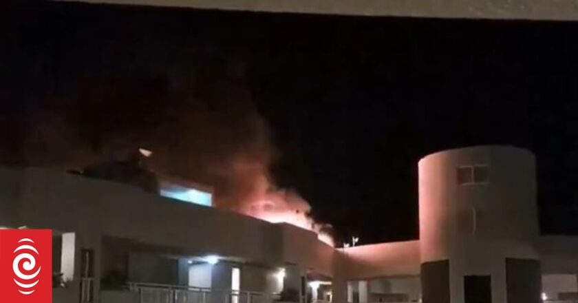 Helicopter wreckage removed from roof of Cairns DoubleTree hotel after pilot dies in crash