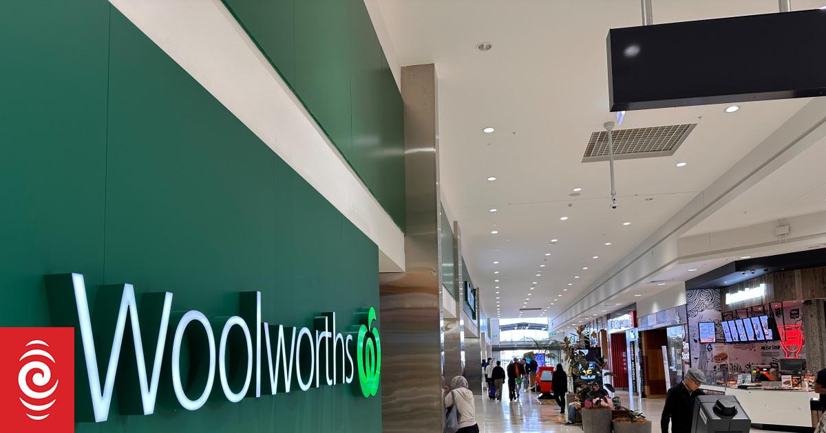 4KQ1D6X LynnMall Woolworths JPG