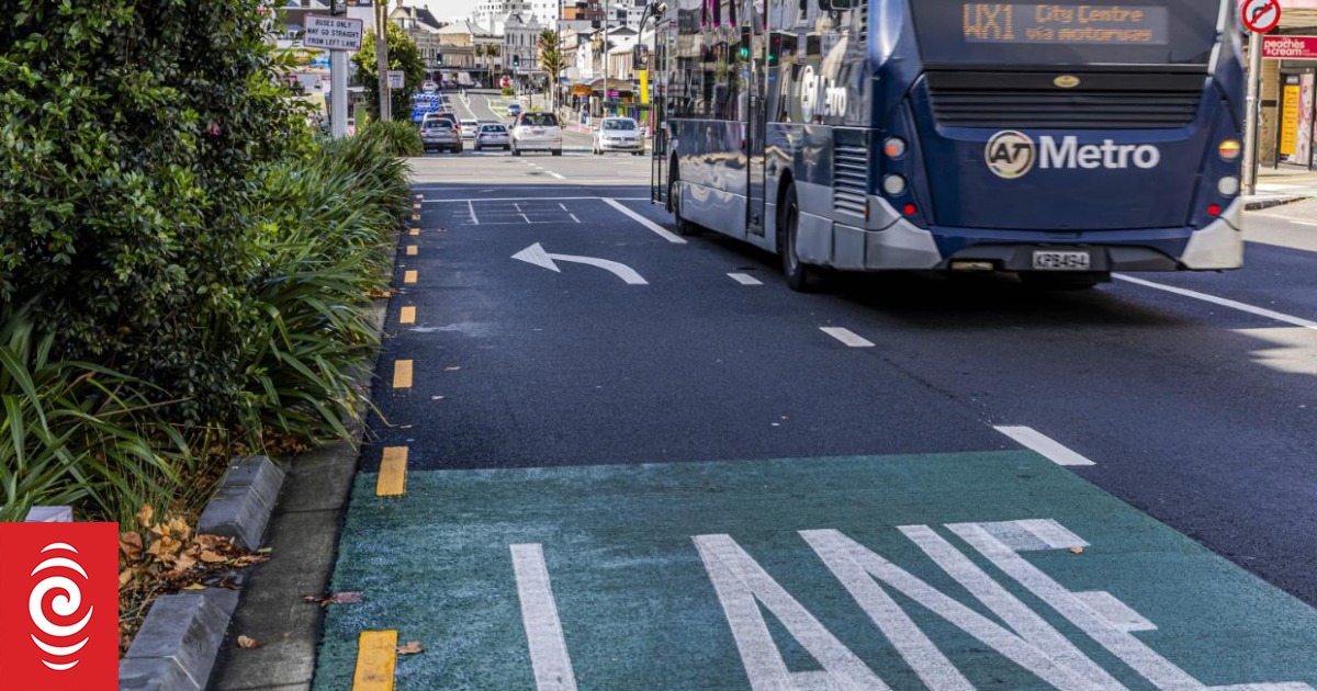 4KQM40Y Bus lane 3 jpg