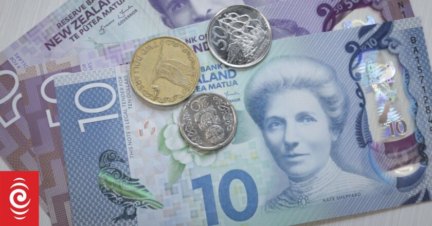 Business confidence rises as interest rates fall