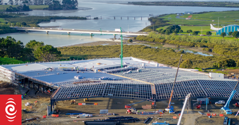 Travellers warned to expect delays around Auckland Airport as new outlet centre opens