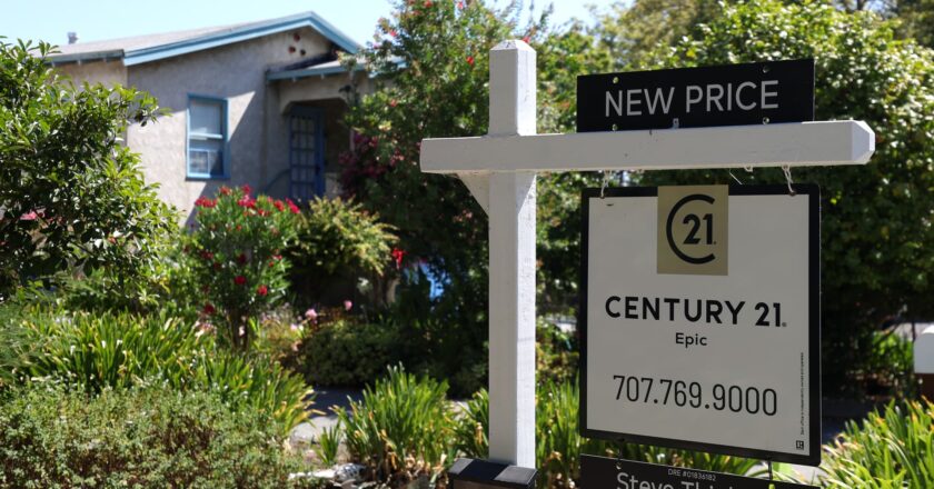 Weekly mortgage demand tanks 17%, after interest rates hit the highest level since August