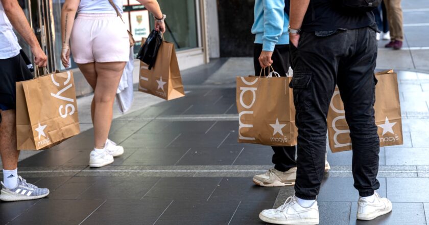 Retail spending report could show consumers still pouring money into the economy