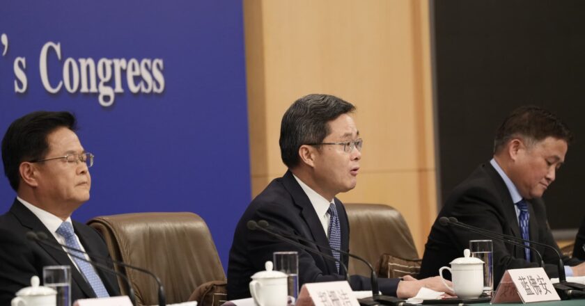 Chinese finance minister hints at increasing the deficit at highly anticipated briefing