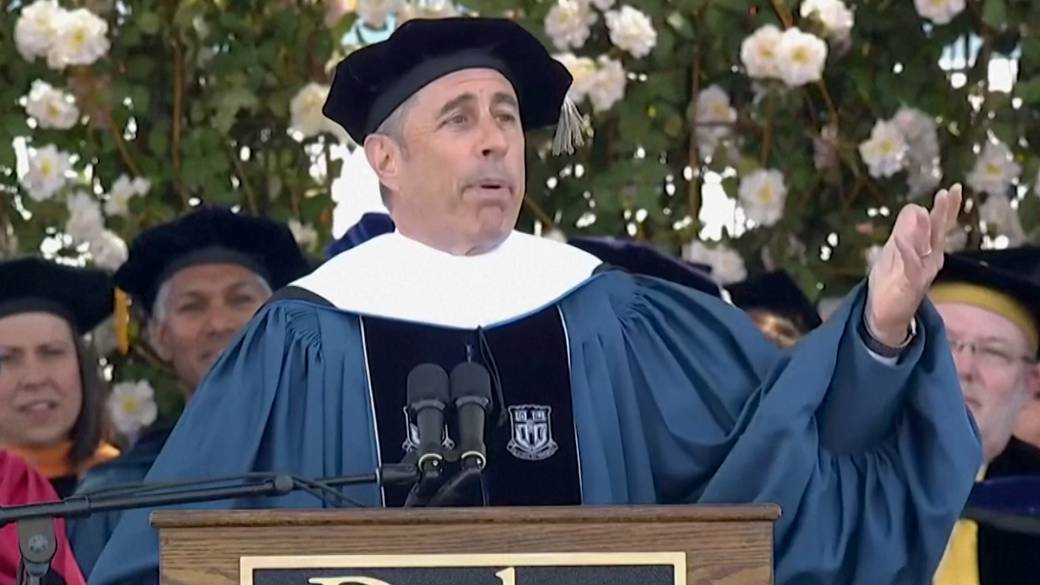 Click to play video: 'Jerry Seinfeld prompts Duke University graduates to leave commencement ceremony following Israel support'