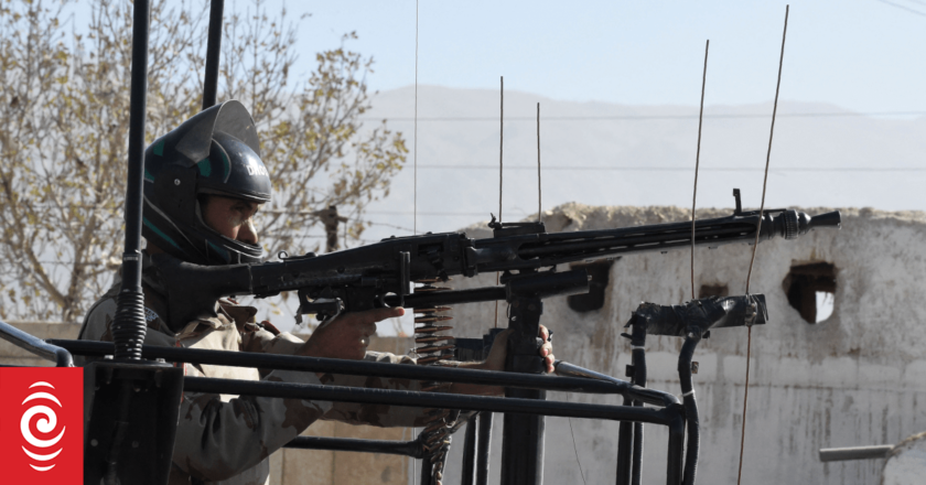 Ten police killed in militant attack in Pakistan