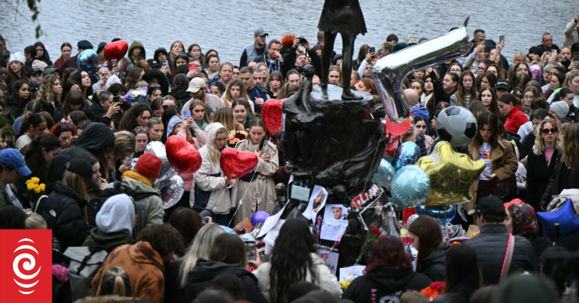 Liam Payne fans gather in great crowds to pay tribute in London’s Hyde Park