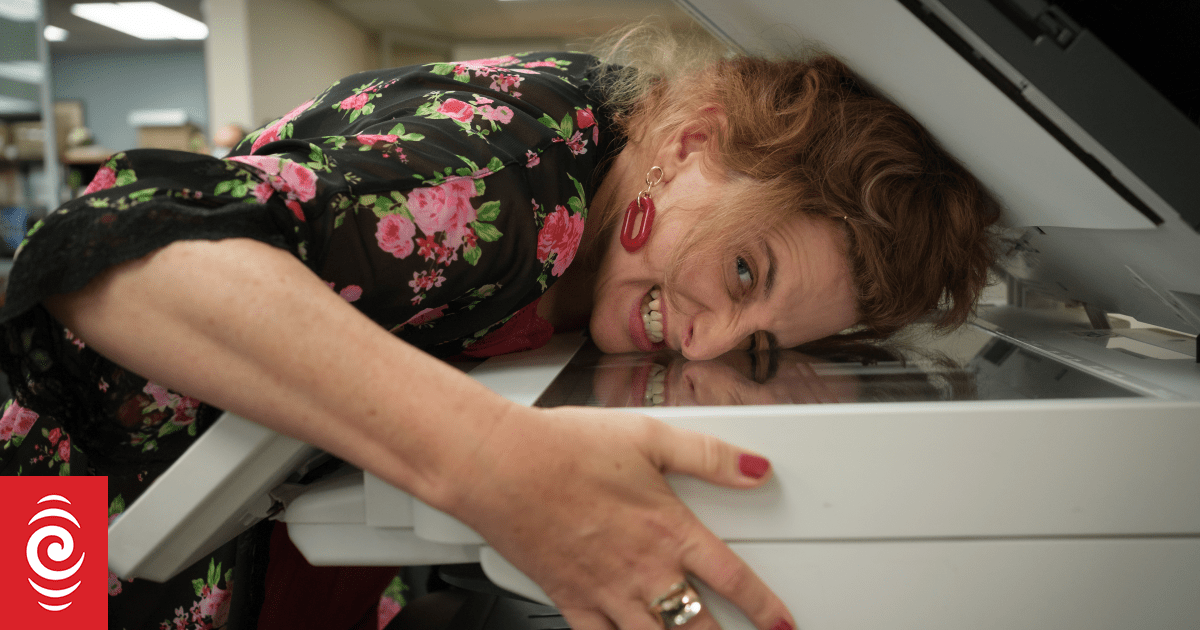 4L6R3H9 Ep5 31c TOA JOHN PLATT 46591489 Hannah Howard Felicity Ward photocopying her face BBCS Bunya Entertainment jpg