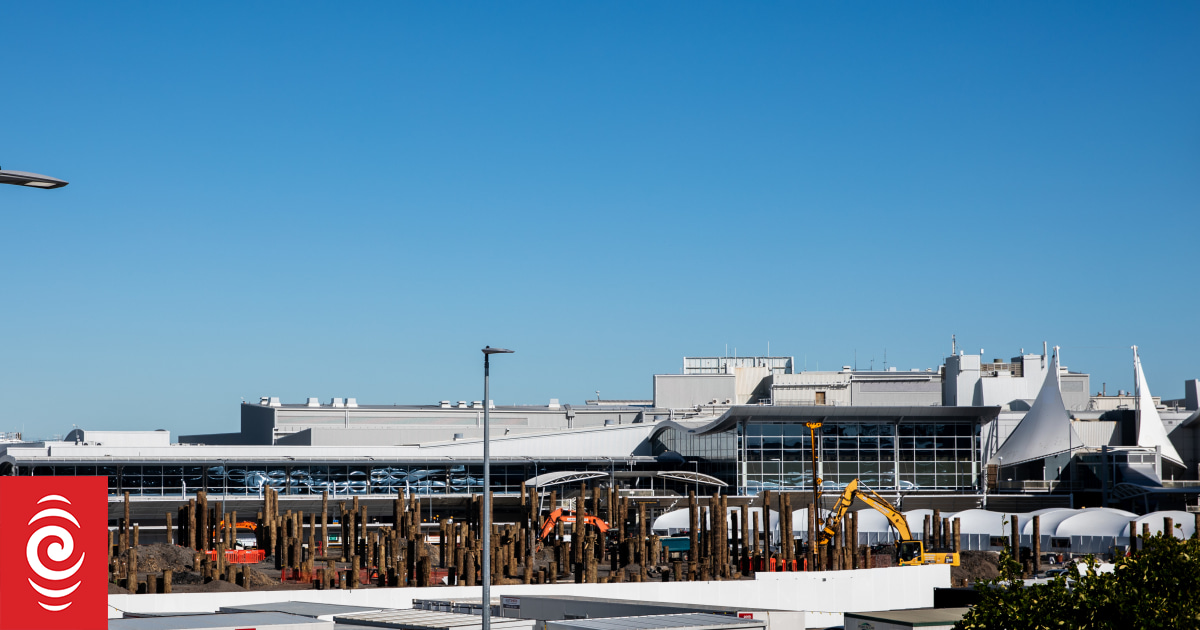 4LN7SQL Auck Airport 1 jpg