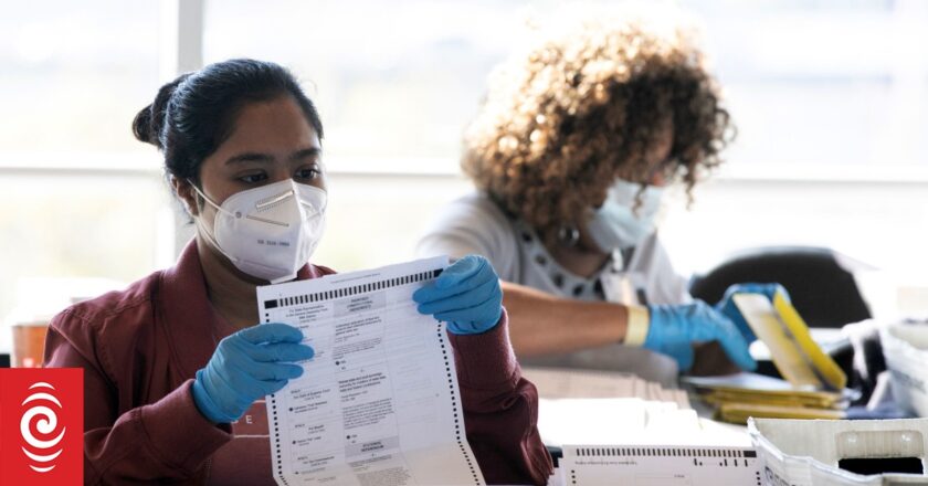 With polls tight, US election campaigns target overseas voters