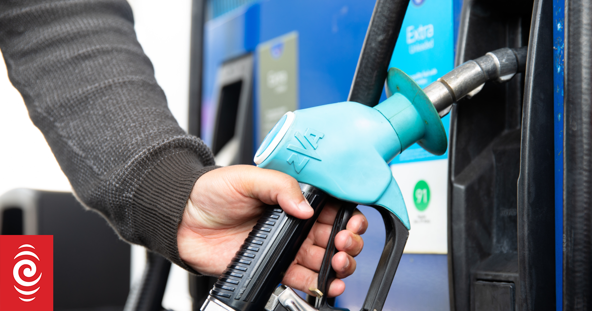 4N1MRAL 191205 PETROL PUMPS 3 27956