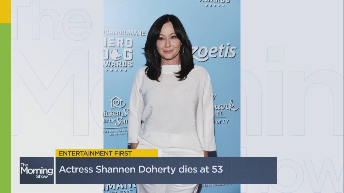 Click to play video: 'Alec Baldwin breaks down in tears as judge dismisses ‘Rust’ manslaughter case'