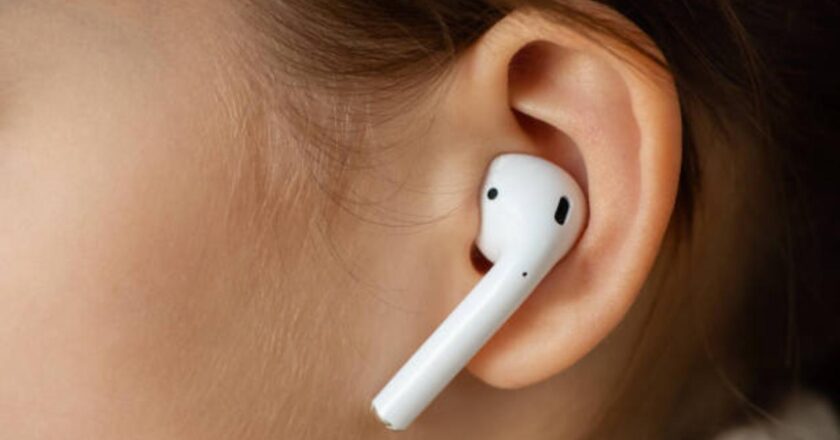 Standards for safe listening must to save youngsters from hearing loss: Experts