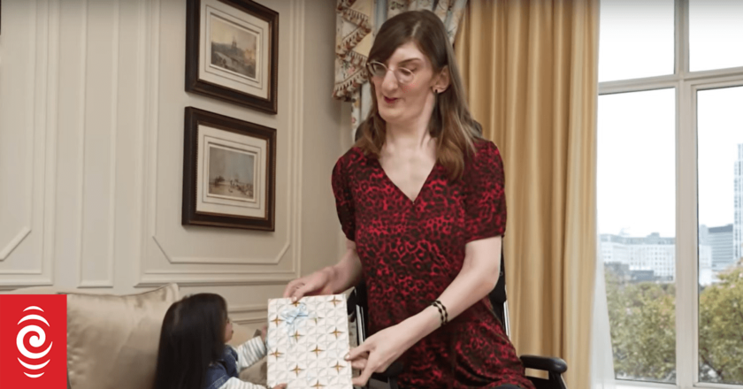 World’s tallest and shortest women meet for afternoon tea