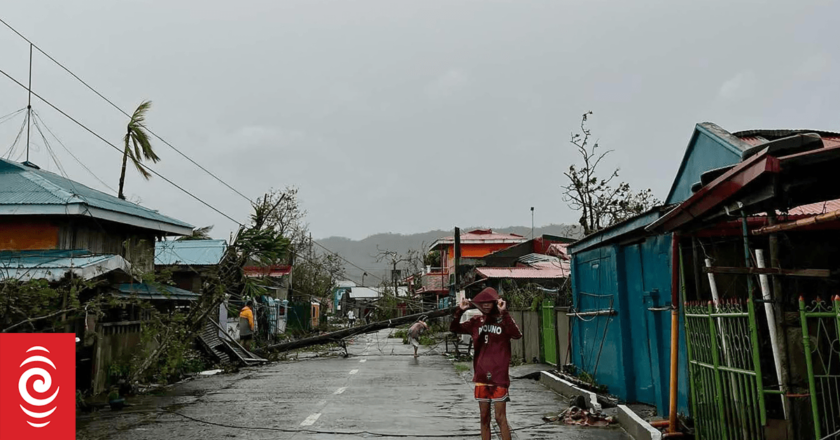 Super typhoon Man-Yi barrels through Philippines