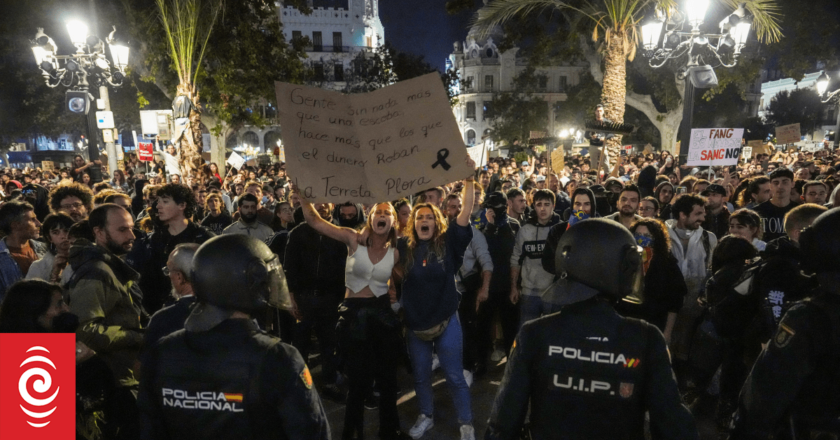 Thousands protest over handling of Spanish flood disaster