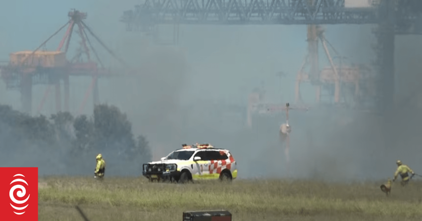 Qantas plane makes emergency landing, grass fire breaks out at Sydney Airport