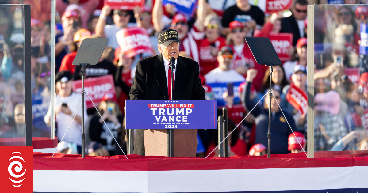 4KH8VXX AFP 20241103 36LG2WA v1 HighRes RepublicanPresidentialCandidateDonaldTrumpHolds jpg