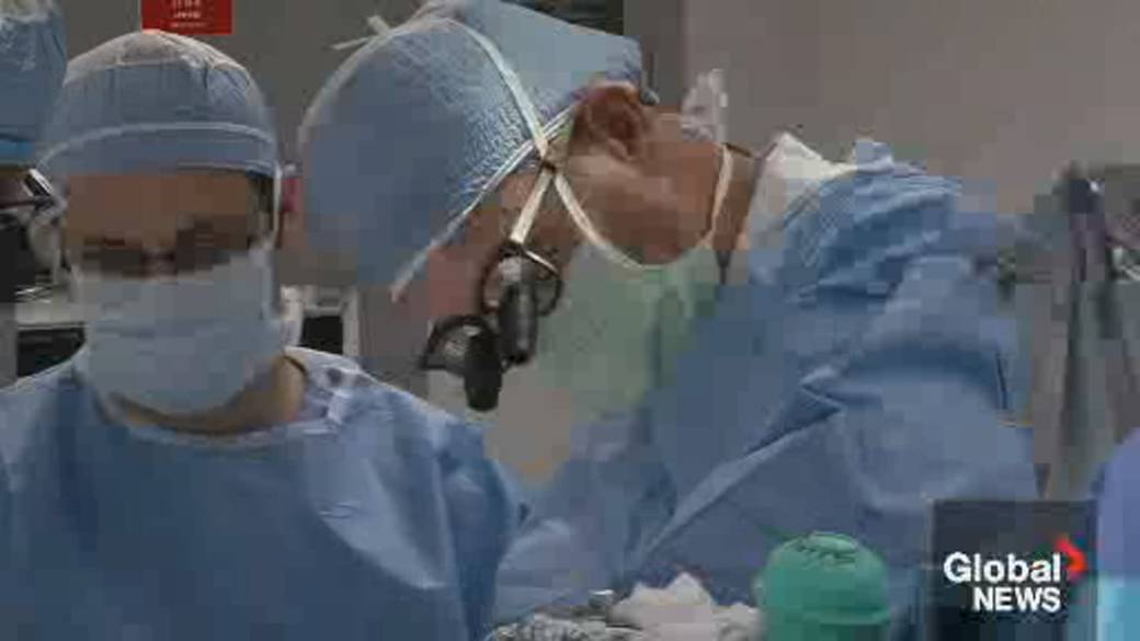 Click to play video: 'AI music DJ supports surgeons in operating room'