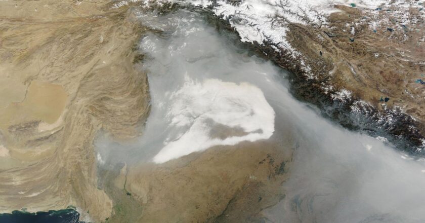 Pakistan: Satellite images show smog over Punjab visible from space – as record levels of air pollution recorded | World News