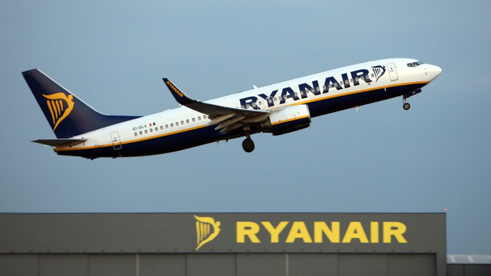 skynews ryanair plane 6730416
