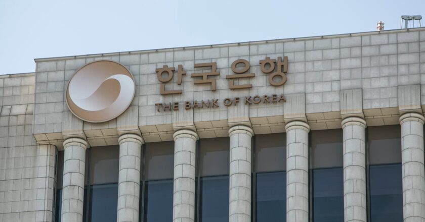 Bank of Korea holds emergency meeting after Yoon lifts martial law