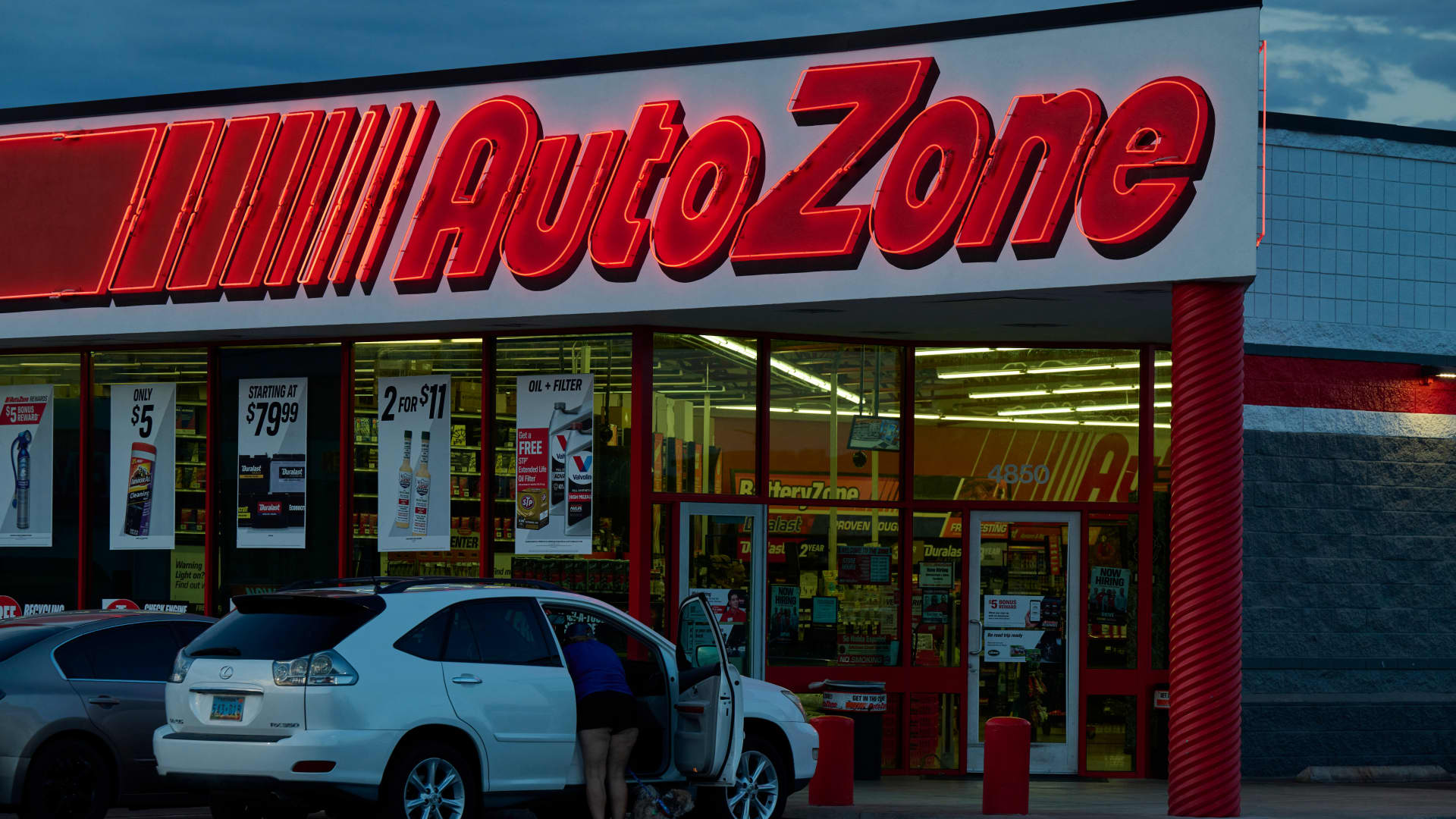 107245339 1684854667860 gettyimages 1257490944 AUTOZONE EARNS