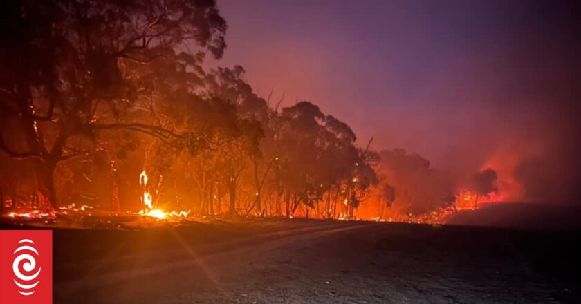 Fire authorities on high alert as heatwave brings hottest weather in years to parts of Victoria