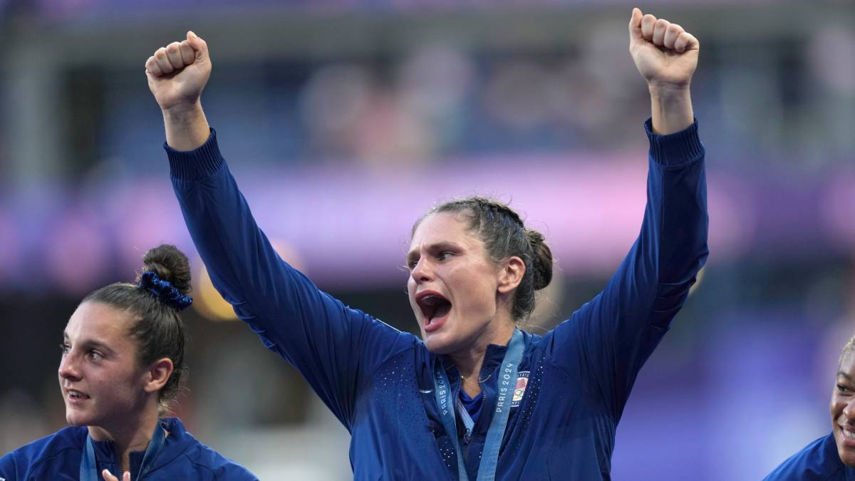 Click to play video: 'U.S. rugby star’s Sports Illustrated Swimsuit debut redefines beauty'