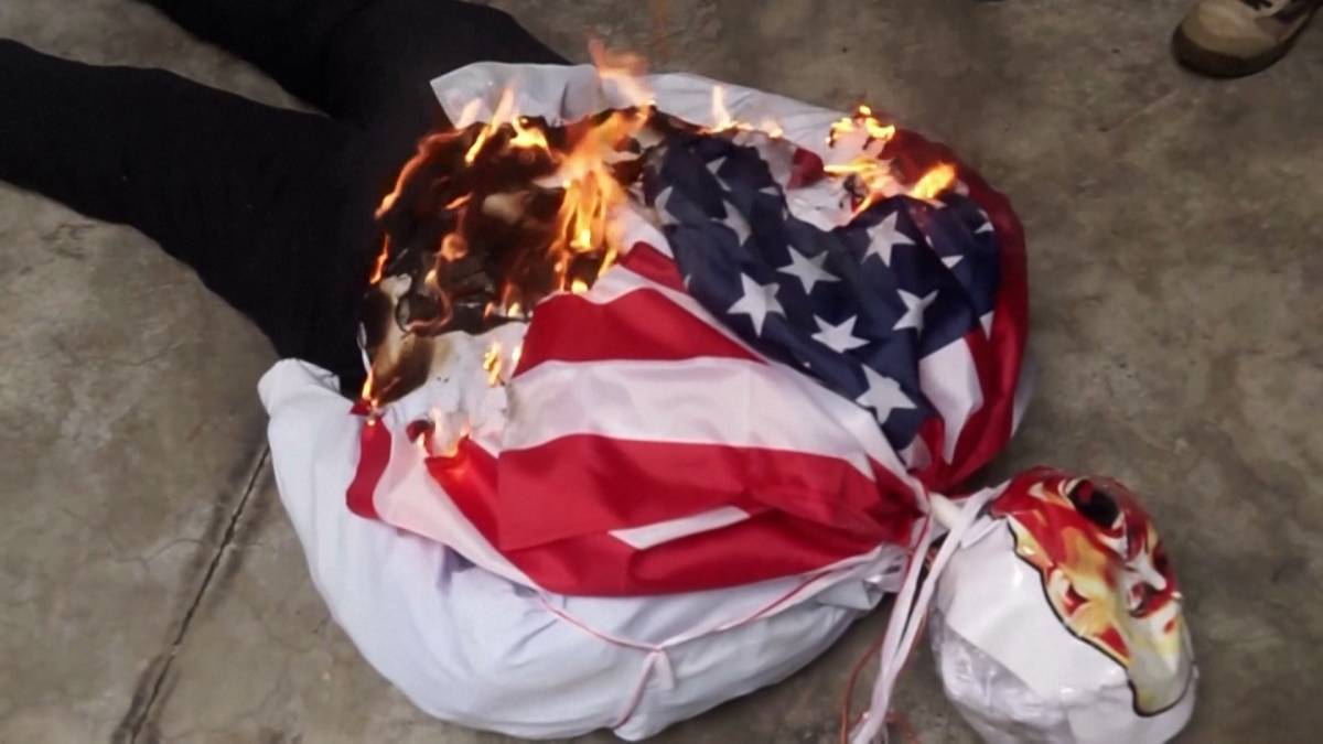 Click to play video: 'Protesters burn Trump effigy over threat to take control of Panama Canal'