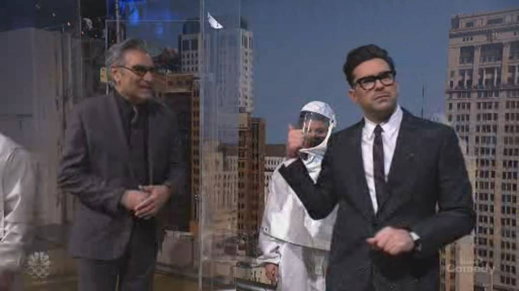 Click to play video: 'Dan Levy talks good and bad moments of 2020, gives backstage SNL tour alongside father Eugene Levy'