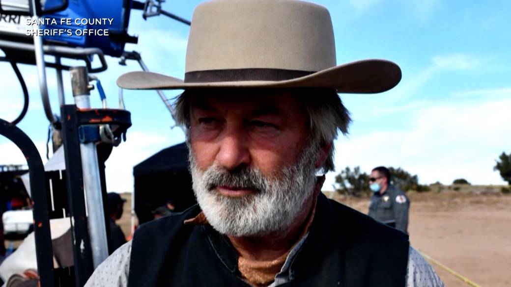 Click to play video: 'Charges dropped against Alec Baldwin in fatal ‘Rust’ movie set shooting'