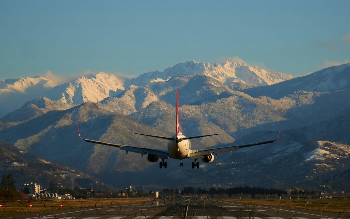 These are the best times to book a flight —