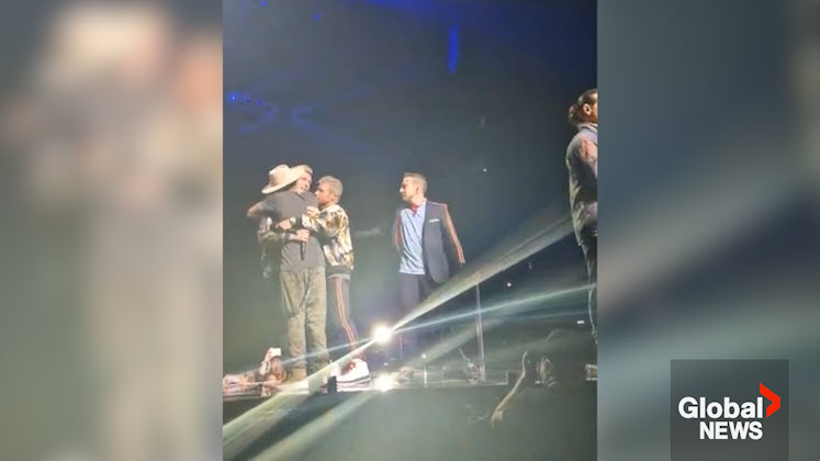 Click to play video: 'Nick Carter fights back tears as Backstreet Boys pay tribute to late brother Aaron Carter'