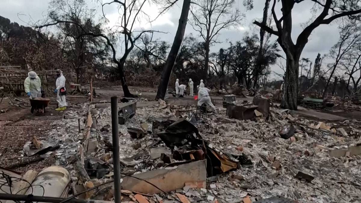 Click to play video: 'LA wildfires: Toxic debris cleanup underway as Eaton, Palisades blazes 100% contained'