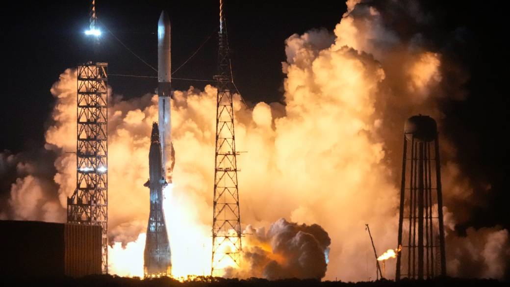 Click to play video: 'Jeff Bezos-owned Blue Origin successfully reaches orbit in 1st New Glenn rocket test launch'