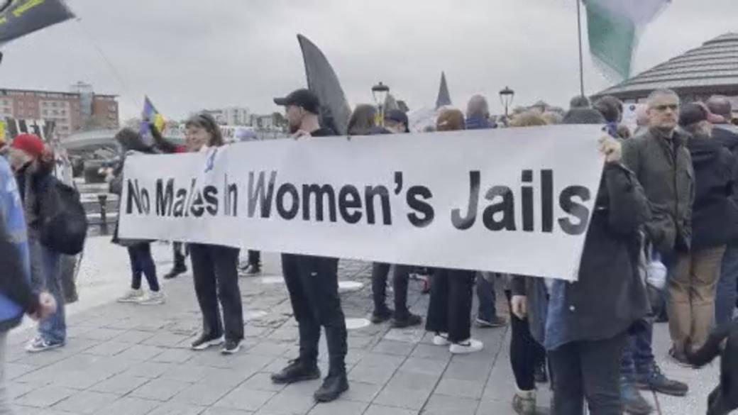Click to play video: 'Legal definition of a woman based on biological sex, U.K.’s top court rules'