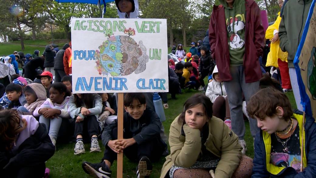 Click to play video: 'Hundreds of Montreal students hold walkout, call for awareness on climate crisis'