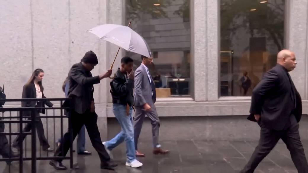 Click to play video: 'Sean ‘Diddy’ Combs trial: Rapper Kid Cudi arrives to court to testify'