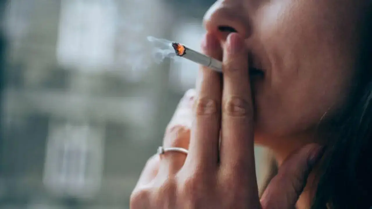 Doctors reveal corporate stress pushing women to smoke putting lungs