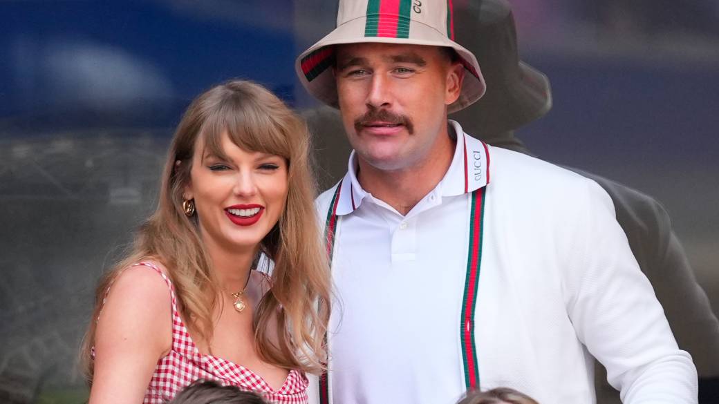 Click to play video: 'Taylor Swift unveils new album, ‘The Life of a Showgirl,’ on boyfriend Travis Kelce’s podcast'